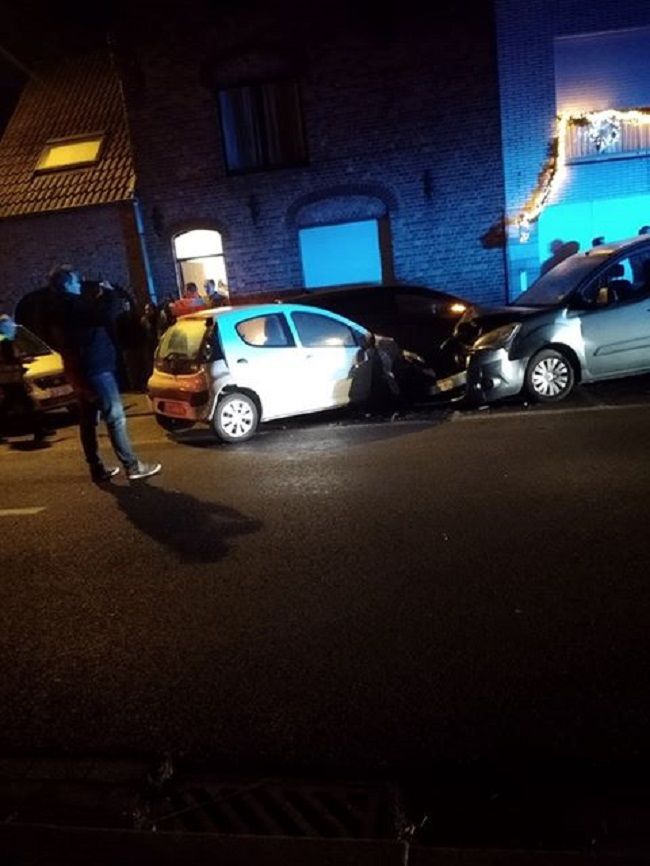 2018-12-23 00:00:00 - Bestuurder crasht tegen geparkeerde voertuigen - 48392357_957166631140043_2113607896611684352_n.jpg