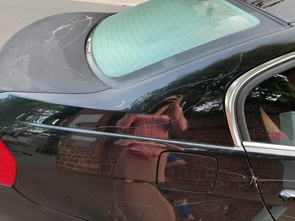 2019-08-23 00:00:00 - BMW bekrast met racistische tekst in Roeselare - 68955675_922638978097784_768121868296126464_n.jpg