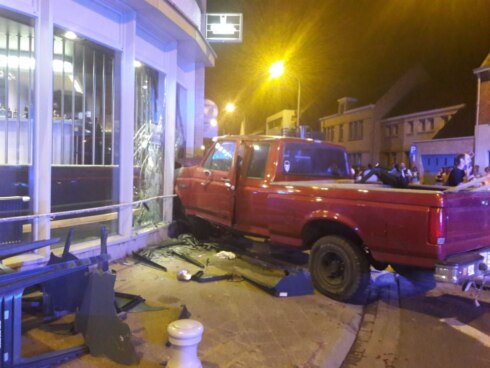 2019-07-23 00:00:00 - Auto crasht in restaurant, 3 mensen gewond