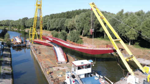 2022-08-21 00:00:00 - Nieuwe fietsers- en voetgangersbrug over Leie geplaatst in Waregem