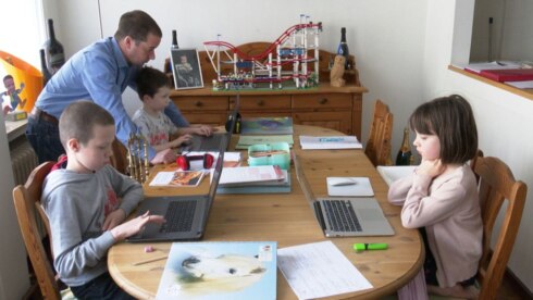 2020-04-20 00:00:00 - Afstandsleren heeft ook grote impact op ouders