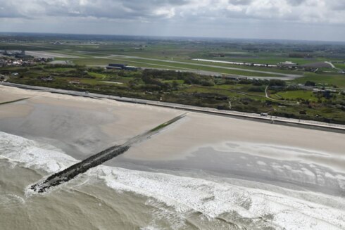 2020-04-15 00:00:00 - Indrukwekkende luchtbeelden tonen lege stranden