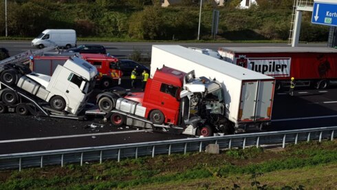 2020-10-09 00:00:00 - Kortrijk: ongeval met vier vrachtwagens op E17