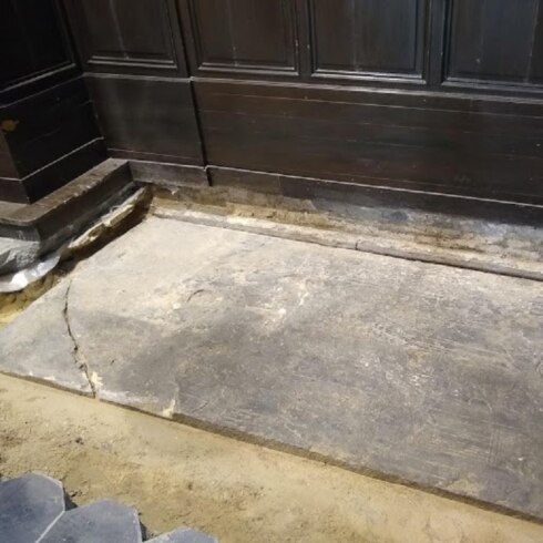 2019-04-24 00:00:00 - Twee grafstenen blootgelegd uit veertiende eeuw