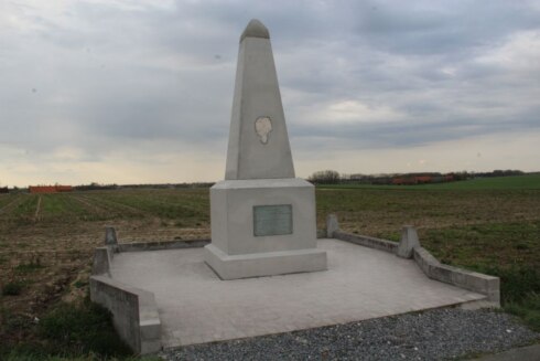 2018-04-11 00:00:00 - Vernielde obelisk gereconstrueerd