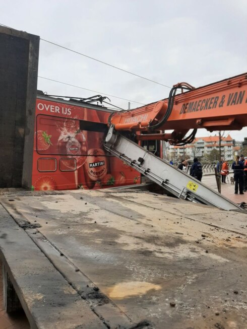 2021-10-20 00:00:00 - Oplegger met kraan botst tegen kusttram