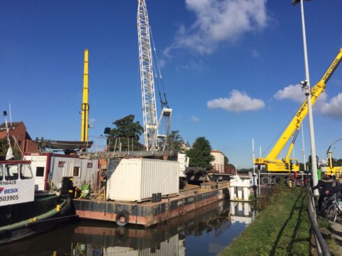 2016-10-09 00:00:00 - Kruispoortbrug in Brugge is weggenomen en op ponton geplaatst