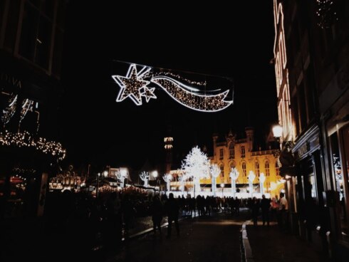 2018-12-08 00:00:00 - Over de koppen lopen in Brugge door kerstshopping