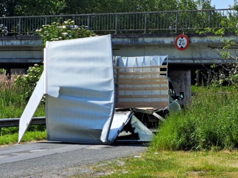 2023-06-06 00:00:00 - Weer rijdt grote bestelwagen vast onder brug in Veurne