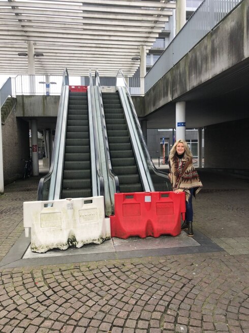 2022-02-08 00:00:00 - Roltrappen bij Brugs station al 1,5 jaar defect, maar er is een oplossing