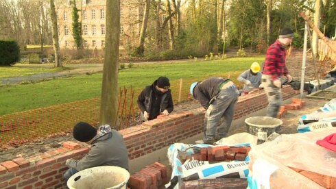 2018-01-23 00:00:00 - Leerlingen VTI Izegem bouwen mee aan kasteelmuur Ingelmunster