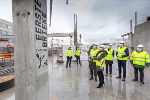 2021-11-25 00:00:00 - Minister Beke onthult ‘eerste brieke’ van nieuwbouw Jan Yperman Ziekenhuis