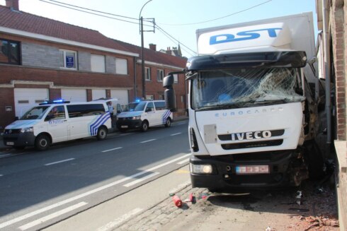 2018-04-20 00:00:00 - Vrachtwagen raakt gevel na ongeval