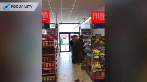 2022-09-17 00:00:00 - Jef Elbers (74) zet Lidl Knokke-Heist op stelten door actie tegen Franse reclame