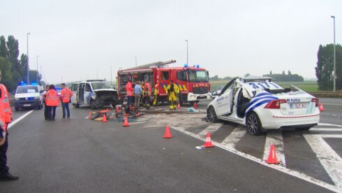 2018-06-01 00:00:00 - Politiewagens botsen op elkaar na achtervolging