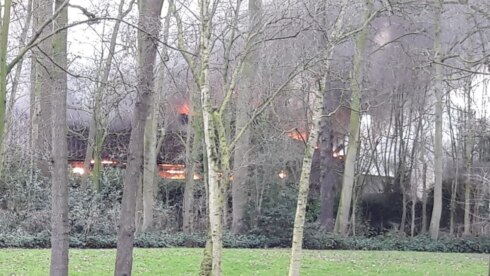 2020-01-27 00:00:00 - Uitslaande brand in Beauvoorde: rookpluim van ver te zien