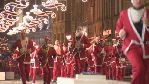 2016-12-24 00:00:00 - Kerstmannen lopen in Ieper