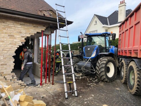 2019-11-22 00:00:00 - Tractor verwoest gevel restaurant