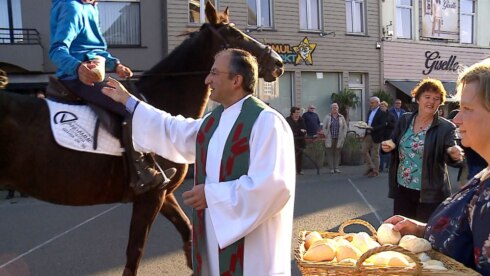 2017-10-15 00:00:00 - Paarden ontvangen zegen in Torhout
