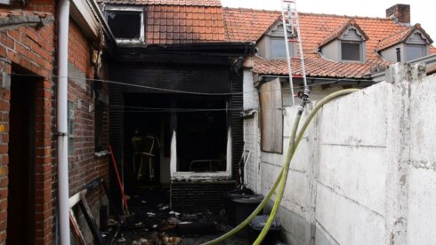 2021-09-12 00:00:00 - Brand vernielt rijwoning, vier mensen naar het ziekenhuis