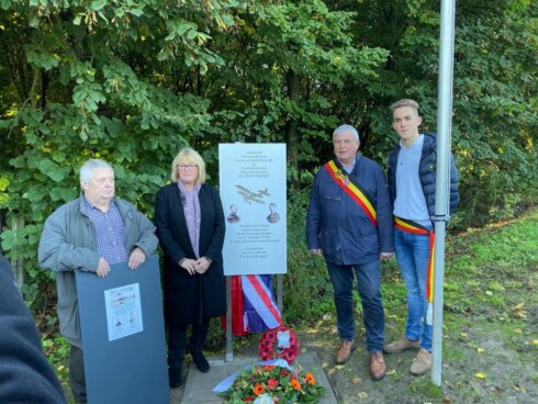 2019-10-18 00:00:00 - Gedenkplaat voor twee gesneuvelde piloten uit WO 1 in Lauwe