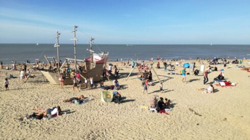 2018-10-13 00:00:00 - Veel volk aan zee op mooie nazomerdag