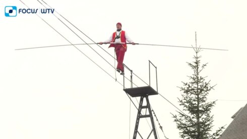2019-12-15 00:00:00 - Koorddanser steekt Torhouts marktplein over
