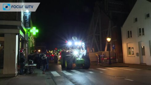 2022-12-24 00:00:00 - Versierde tractoren verlichten Kortemark