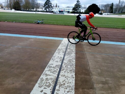 2018-04-04 00:00:00 - Sep Vanmarcke oefent sprint in Roubaix