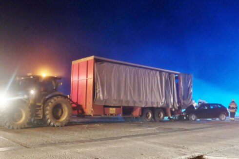 2016-10-30 00:00:00 - Wagen rijdt tegen aanhangwagen in Alveringem