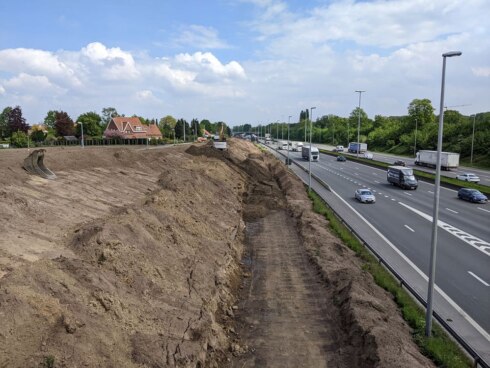 2022-05-04 00:00:00 - Aanleg aarden geluidsberm in Waregem gestart