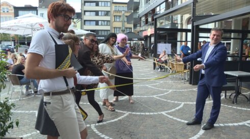 2020-06-14 00:00:00 - Straatacteurs vragen met glimlach afstand te houden