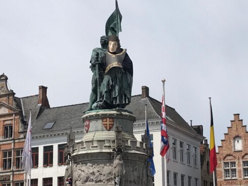 2019-05-22 00:00:00 - Maskers op bekende standbeelden in Brugge