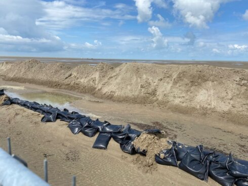 2023-08-04 00:00:00 - Rukwinden en regen: WeCanDance festival bouwt zeedijk als bescherming