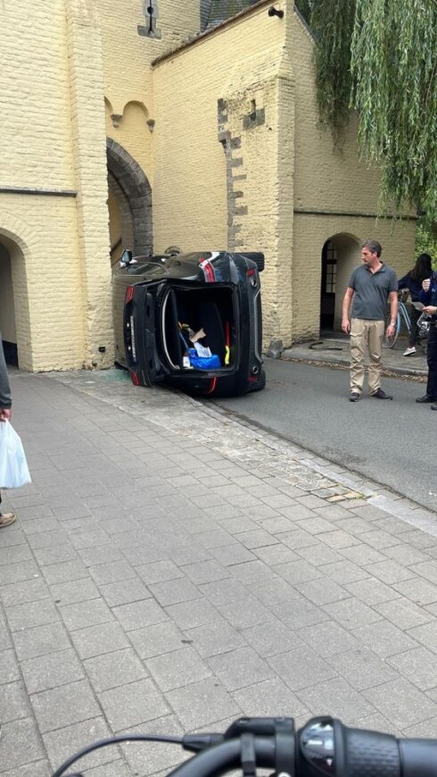 2023-08-28 00:00:00 - Auto mist ingang Smedenpoort in Brugge