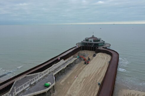 2021-12-16 00:00:00 - Iconische wandelweg van Blankenbergse pier afgebroken voor renovatie
