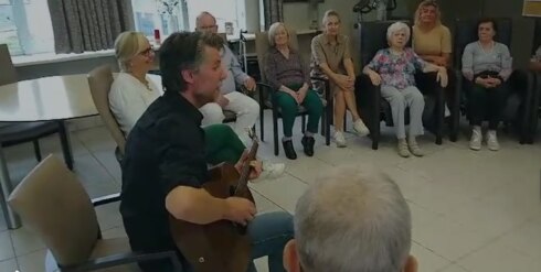 2023-09-21 00:00:00 - 'Ak Peize An Gie": Bluesmuzikant eert overleden moeder met Alzheimer
