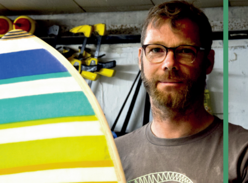 2020-11-19 00:00:00 - Uniek: Jabali Brugge maakt houten surfplanken
