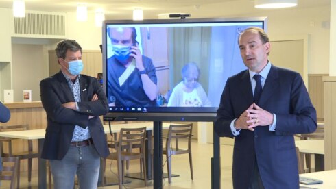 2020-04-28 00:00:00 - Baron schenkt digitale schermen aan woonzorgcentra