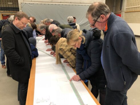 2018-02-20 00:00:00 - Buurt drukke weg in Anzegem kijkt plannen in