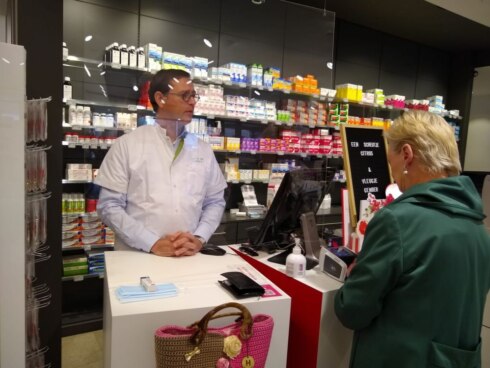 2020-05-04 00:00:00 - Boze apotheker deelt gratis mondmaskers uit