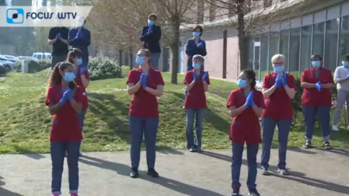 2020-04-08 00:00:00 - Brandweer en zorgverleners applaudiseren voor elkaar