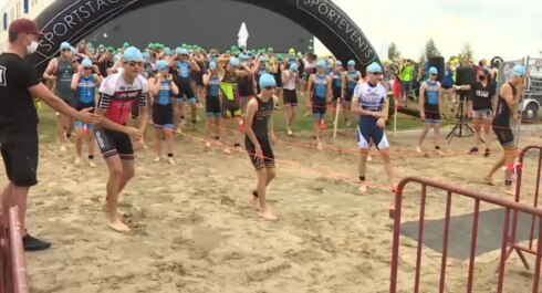 2020-08-02 00:00:00 - Jaarlijkse triatlon Jabbeke wordt aquatlon