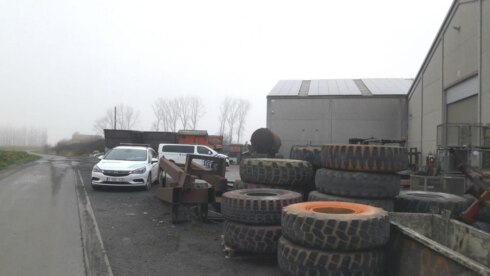 2022-01-10 00:00:00 - Werknemer sterft onder onderstel van aanhangwagen