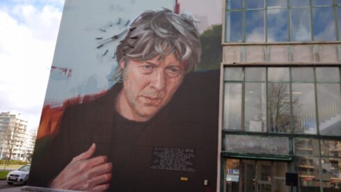 2020-11-03 00:00:00 - Arno siert gevel van Oostendse stadhuis