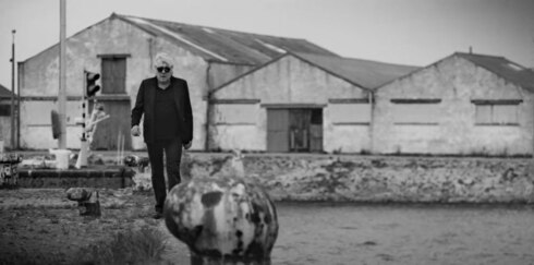 2022-06-20 00:00:00 - Arno toont Oostendse Opex-wijk in nieuwe videoclip