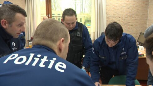 2019-03-12 00:00:00 - Politieagenten in spe oefenen op terrein