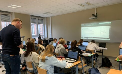 2023-01-25 00:00:00 - School schakelt over op digitale wereldatlas