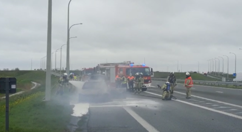 2022-04-06 00:00:00 - Auto brandt volledig uit op E40 richting Jabbeke, oprit Oostduinkerke afgesloten
