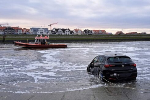 2023-03-18 00:00:00 - Wagen gaat kopje onder in Nieuwpoort